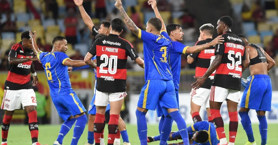 Alexandre Souza, jugador de Sampaio Corrêa, es asistido por el cuerpo médico mientras es retirado del campo tras convulsionar durante el partido ante Flamengo.