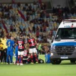 Alexandre Souza, jugador de Sampaio Corrêa, es retirado en ambulancia tras convulsionar en el Maracaná.