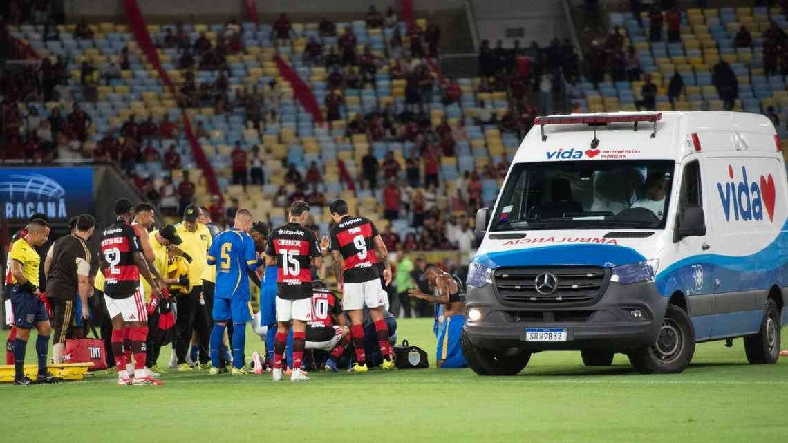 Alexandre Souza, jugador de Sampaio Corrêa, es retirado en ambulancia tras convulsionar en el Maracaná.